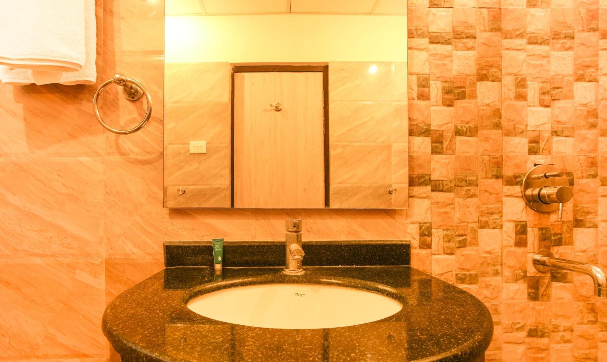 Hotel Janki International Sigra 2 Km From Kashi Vishwanath Temple Varanasi Exterior foto
