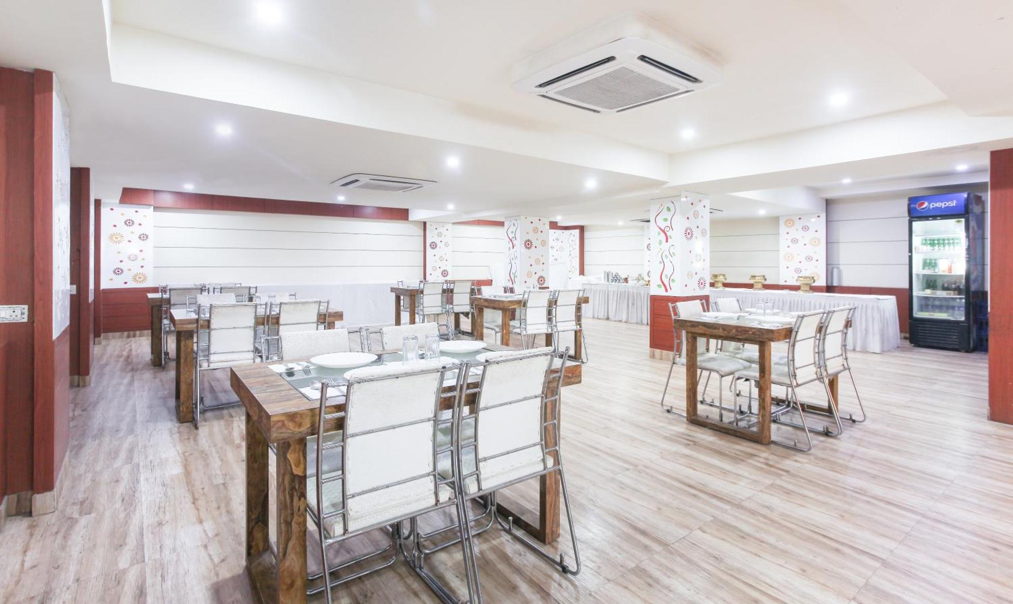 Hotel Janki International Sigra 2 Km From Kashi Vishwanath Temple Varanasi Exterior foto