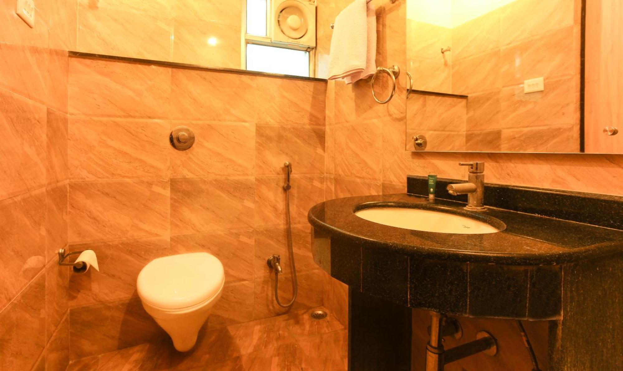 Hotel Janki International Sigra 2 Km From Kashi Vishwanath Temple Varanasi Exterior foto